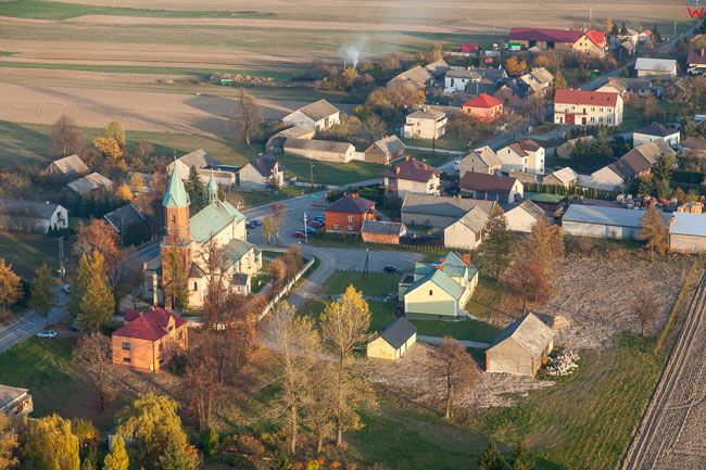 Zadroze, panorama wsi. EU, Pl, Malopolska. Lotnicze.